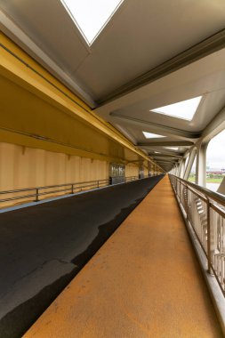 Köprü, yayalar ve motorsuz araç yolları.