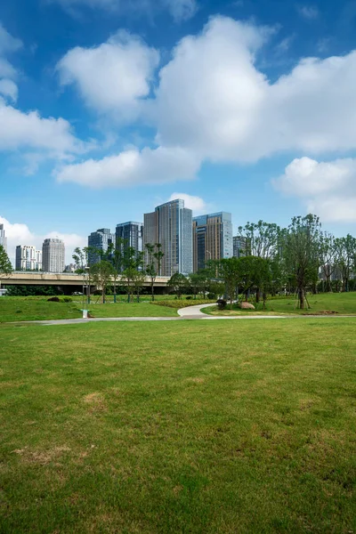 Parque Ciudad Con Fondo Del Edificio Moderno Shangai —  Fotos de Stock