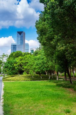 Şangay 'da modern bina geçmişi olan şehir parkı.