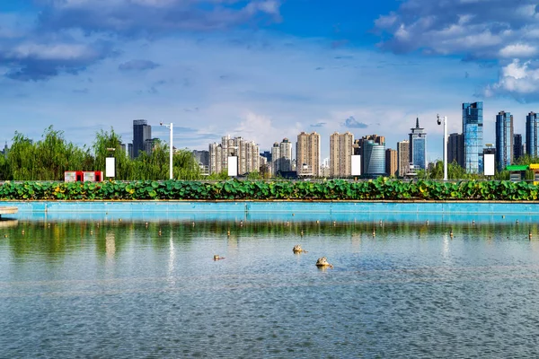 Modern Kantoorgebouw Aan Een Meer China — Stockfoto