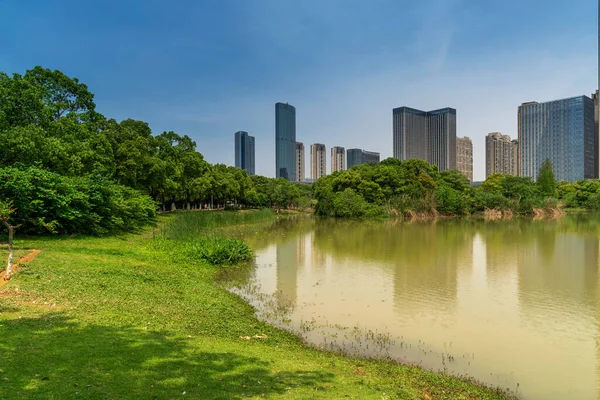 Modern Kantoorgebouw Aan Een Meer China — Stockfoto