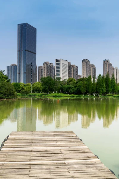 Edificio Oficinas Moderno Junto Lago China — Foto de Stock