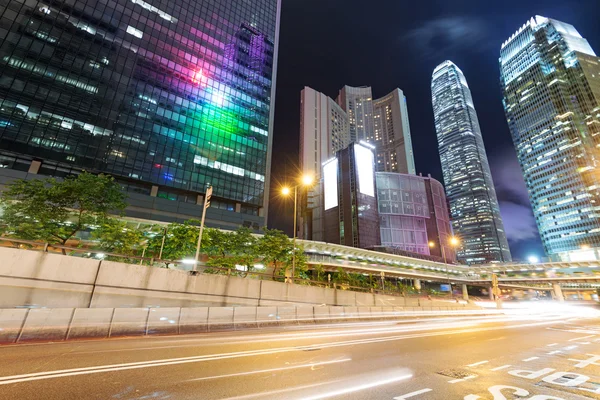 Verkeer in hong kong 's nachts — Stockfoto