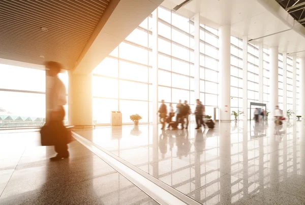 Passagerare i shanghai pudong airport — Stockfoto