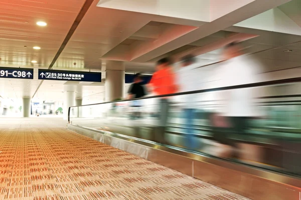 Passagerare i shanghai pudong airport — Stockfoto