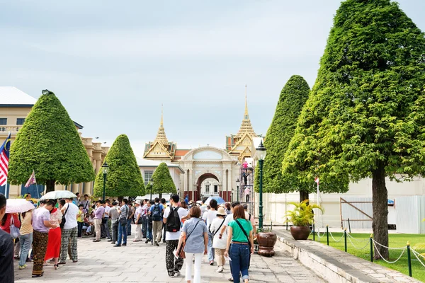 Tourists at Wat Phra Kaew and Grand Palace — Stock Photo, Image