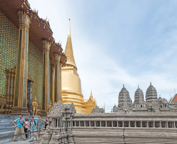 Turisterna vid Wat Phra Kaew och Grand Palace — Stockfoto