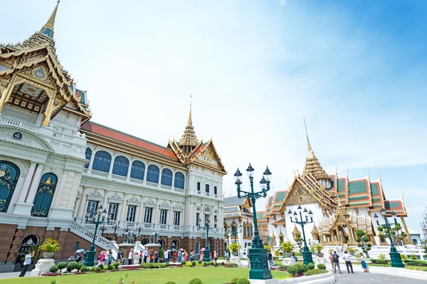 Turistas en Wat Phra Kaew y Grand Palace — Foto de Stock