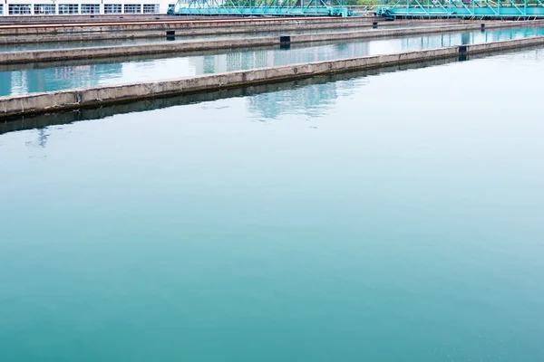 Moderno impianto di trattamento delle acque reflue urbane — Foto Stock