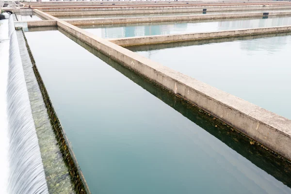 Moderno impianto di trattamento delle acque reflue urbane — Foto Stock