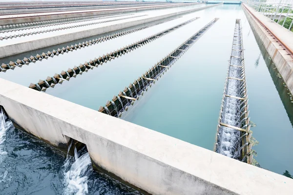 Moderno impianto di trattamento delle acque reflue urbane — Foto Stock