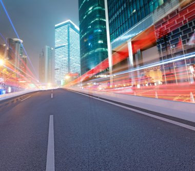 yol asfalt ve modern şehir