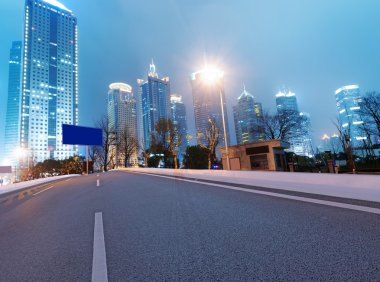yol asfalt ve modern şehir
