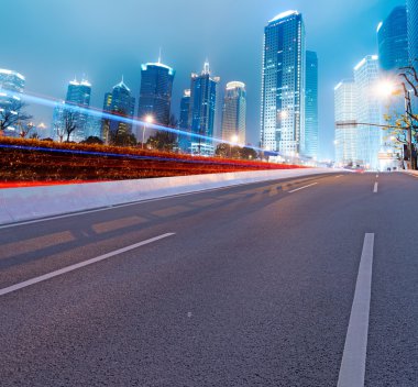yol asfalt ve modern şehir