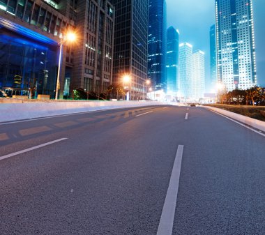 yol asfalt ve modern şehir