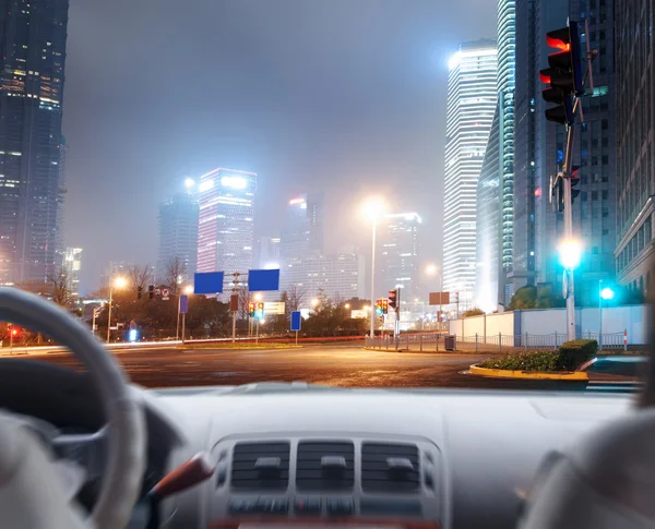 Fahrerhände am Lenkrad des Autos — Stockfoto