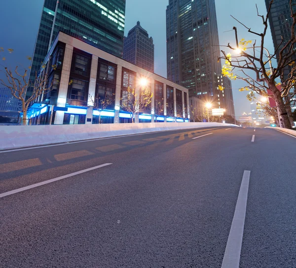 Asphaltstraße und moderne Stadt — Stockfoto