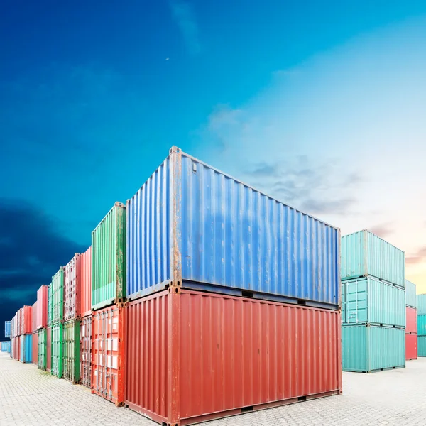 Zásobník kontejnery s nákladem v docích — Stock fotografie