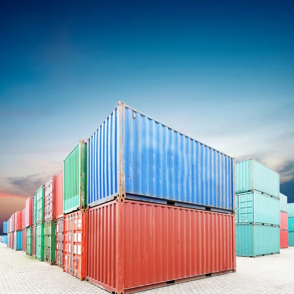 Zásobník kontejnery s nákladem v docích — Stock fotografie