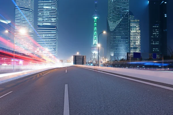 Asphaltstraße und moderne Stadt — Stockfoto