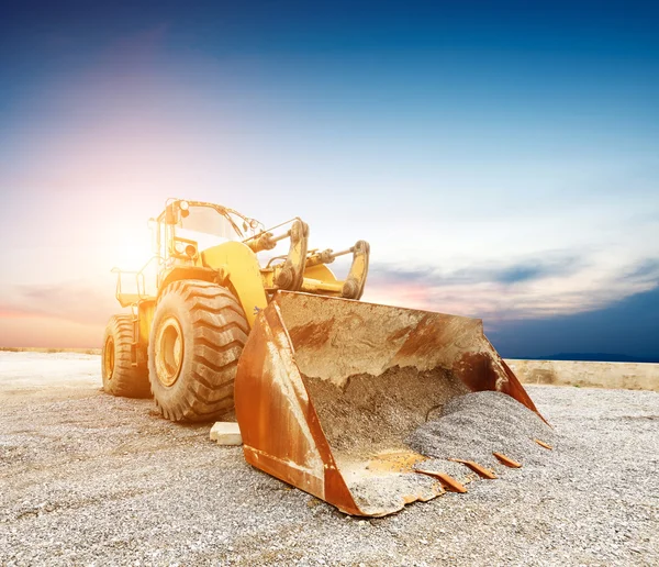 yeni inşaat alanında büyük Ekskavatör