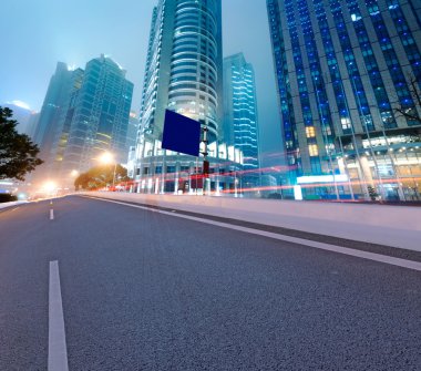 yol asfalt ve modern şehir