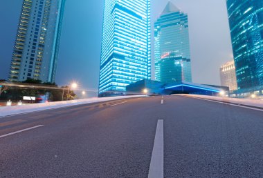 yol asfalt ve modern şehir