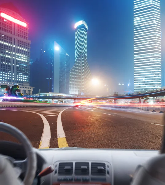 Rijbewijs handen op het stuur van auto — Stockfoto