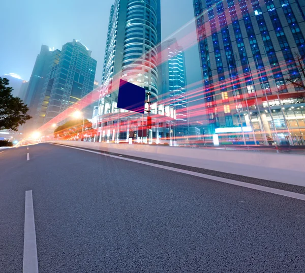 Camino de asfalto y ciudad moderna — Foto de Stock