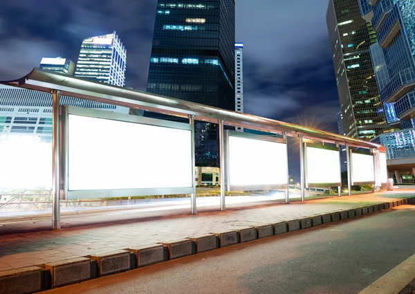 Prázdné billboard na autobusové zastávce — Stock fotografie