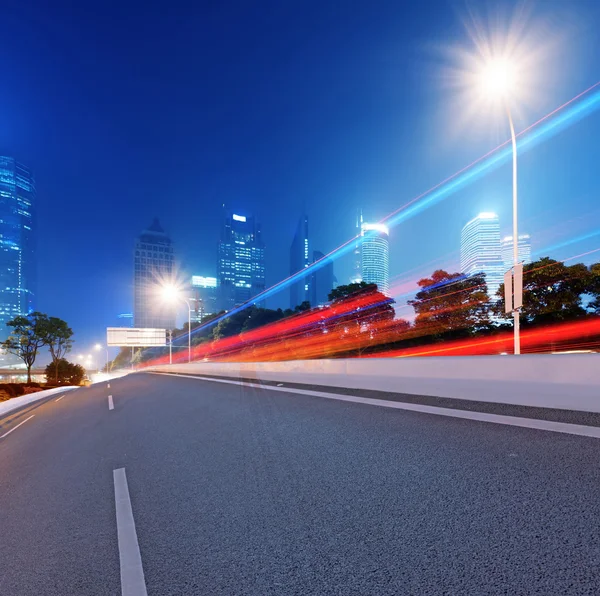 Asphaltstraße und moderne Stadt — Stockfoto