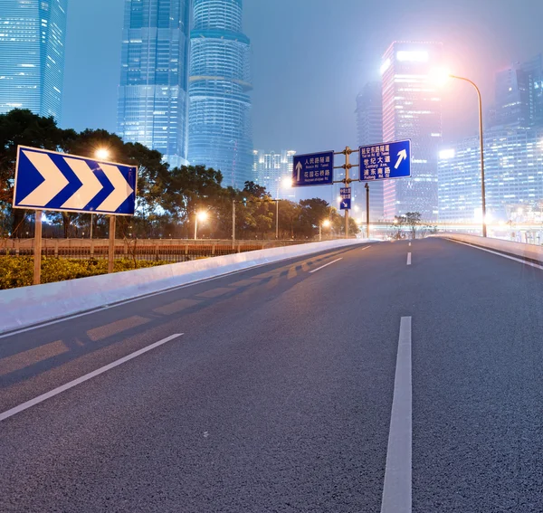 Asphaltstraße und moderne Stadt — Stockfoto