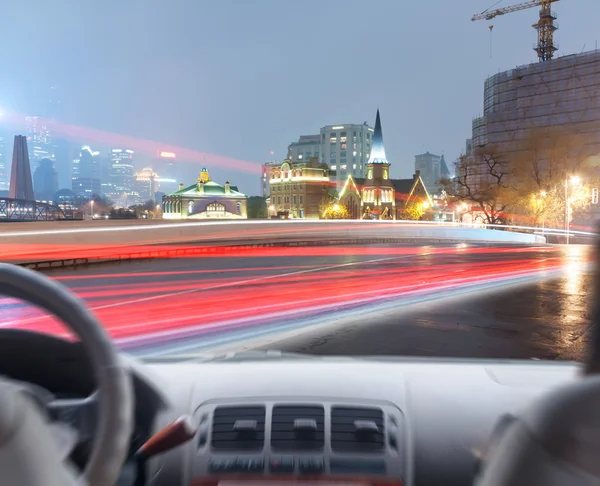 Fahrerhände am Lenkrad des Autos — Stockfoto