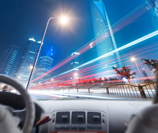 Rijbewijs handen op het stuur van auto — Stockfoto