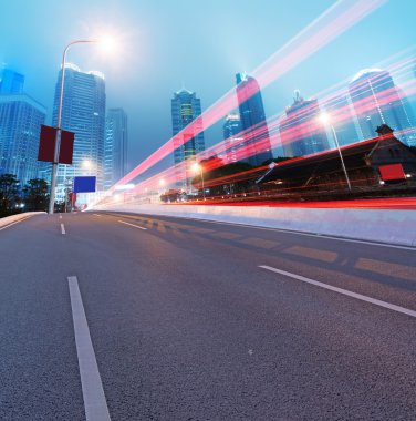 yol asfalt ve modern şehir