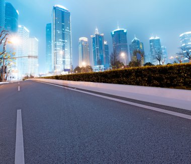 yol asfalt ve modern şehir