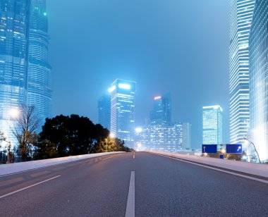 yol asfalt ve modern şehir