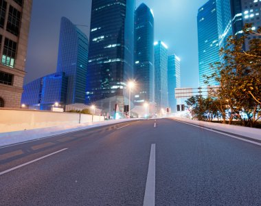 yol asfalt ve modern şehir