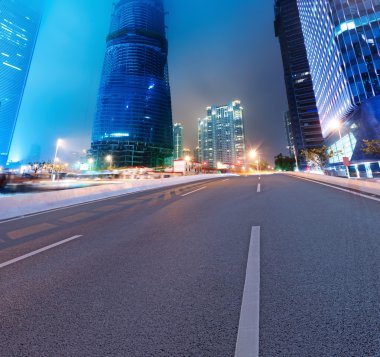 yol asfalt ve modern şehir