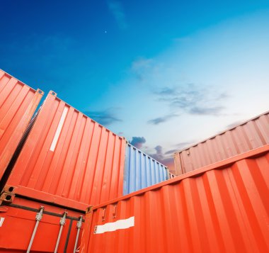 Kargo konteyner rıhtımda yığını