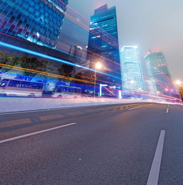 yol asfalt ve modern şehir