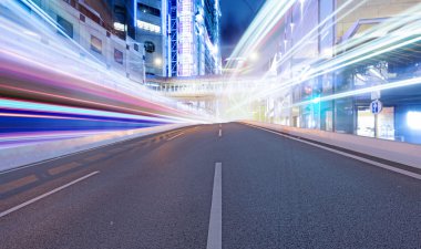 yol asfalt ve modern şehir