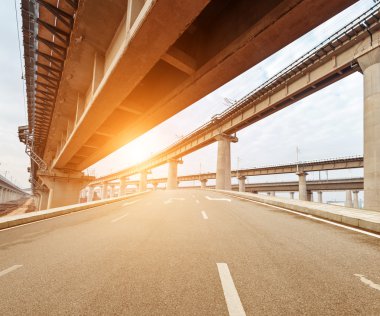 Beton yol eğrisi Viyadüğü içinde Şanghay
