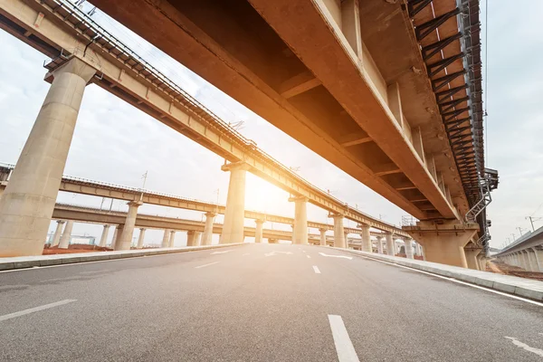 Betonová cesta křivka viadukt v Šanghaj — Stock fotografie