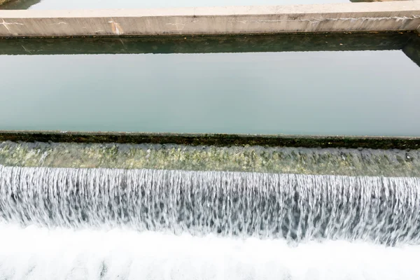 Moderno impianto di trattamento delle acque reflue urbane — Foto Stock