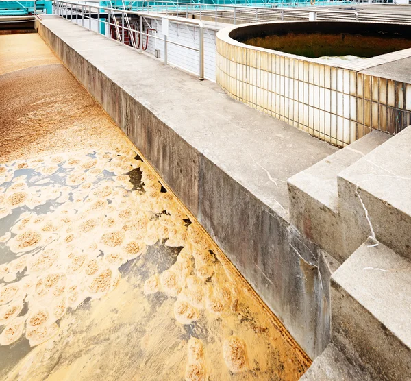 Moderna planta de tratamiento de aguas residuales urbanas — Foto de Stock