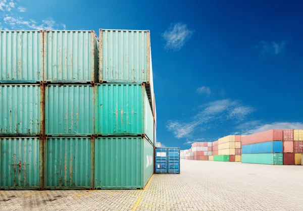 Pila de contenedores de carga en los muelles — Foto de Stock