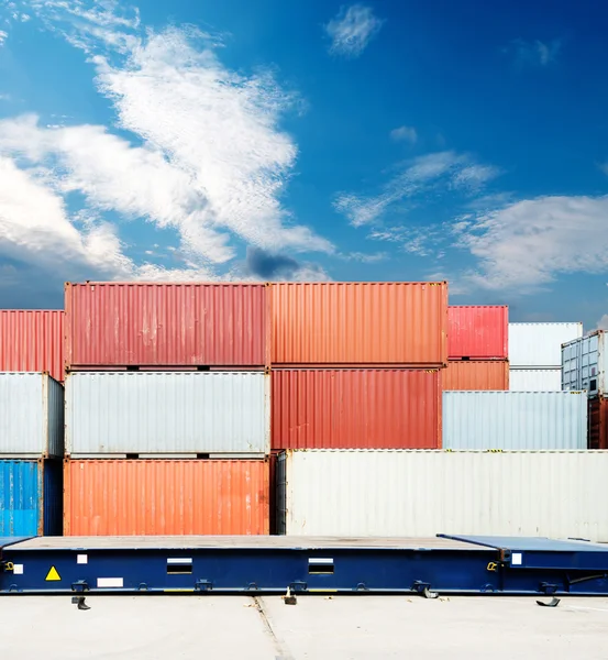 Stack av lastcontainrar på docks — Stockfoto