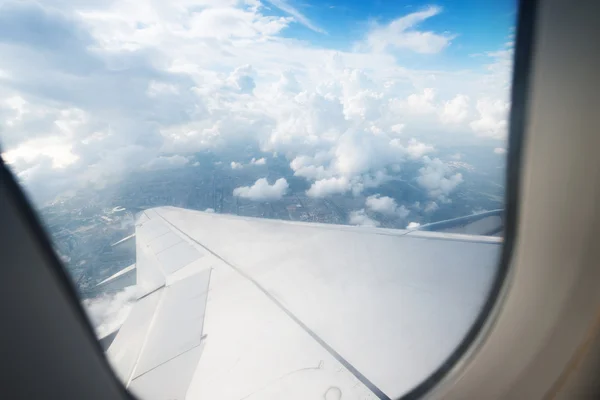 Wing aircraft in altitude during flight — Stock Photo, Image