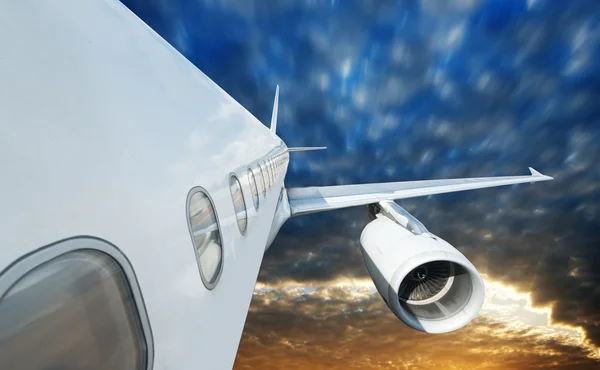 Großes Passagierflugzeug fliegt am blauen Himmel — Stockbild Großes Passagierflugzeug — Stockfoto